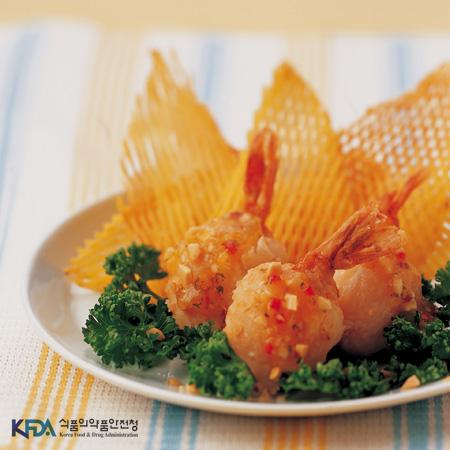 새우 속을 채운 리치와 감자튀김