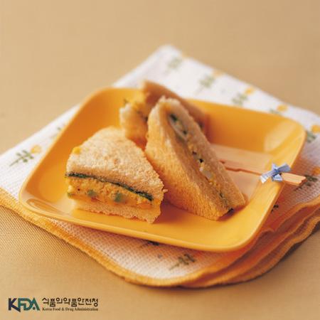 아보카도 달걀 샌드위치