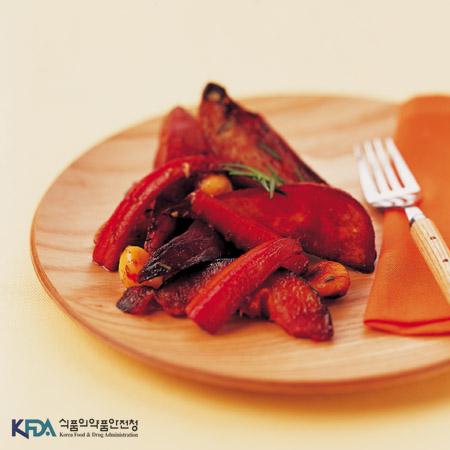 발사믹과 로즈마리로 향을 낸 오븐구이 야채