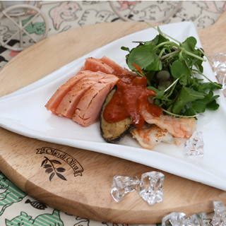 겨자소스를 곁들인 새우롤과 전복샐러드