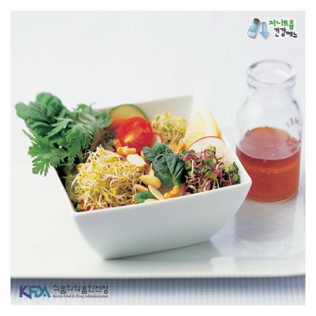 참기름 드레싱의 즉석 샐러드