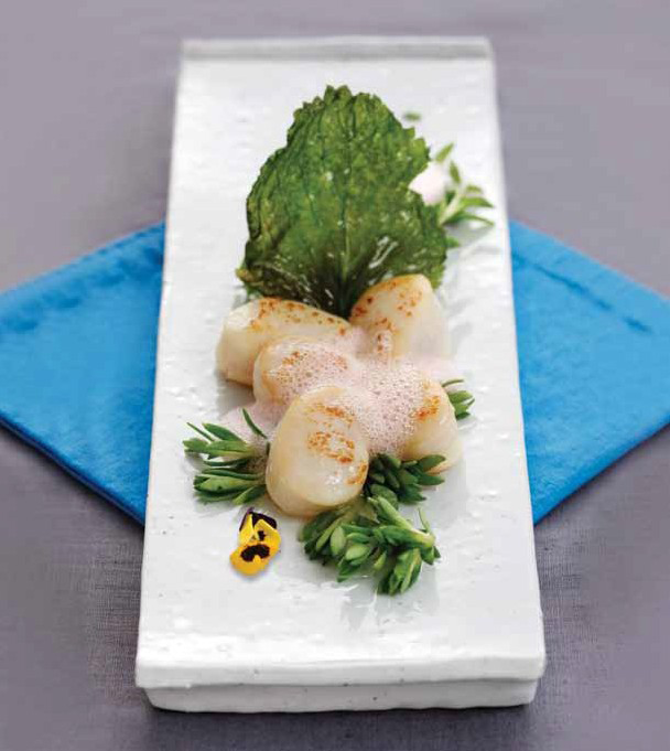 깻잎향을 입힌 관자 샐러드