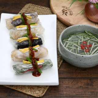 오이냉국을 곁들인 오색쌈밥