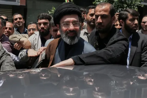 이란 새 최고지도자 모즈타바, 공습으로 부상...이란 국영 방송 보도